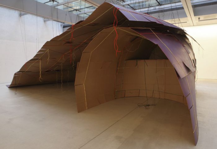 Unterschlupf, 235x680x950 cm, Hartpappe, Lack, Polyamidschnüre 2009