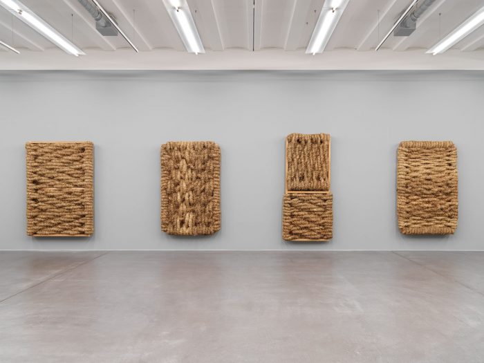 Ausstellungsansicht Olaf Holzapfel: Der Mantel im Museum Haus Konstruktiv, 2024