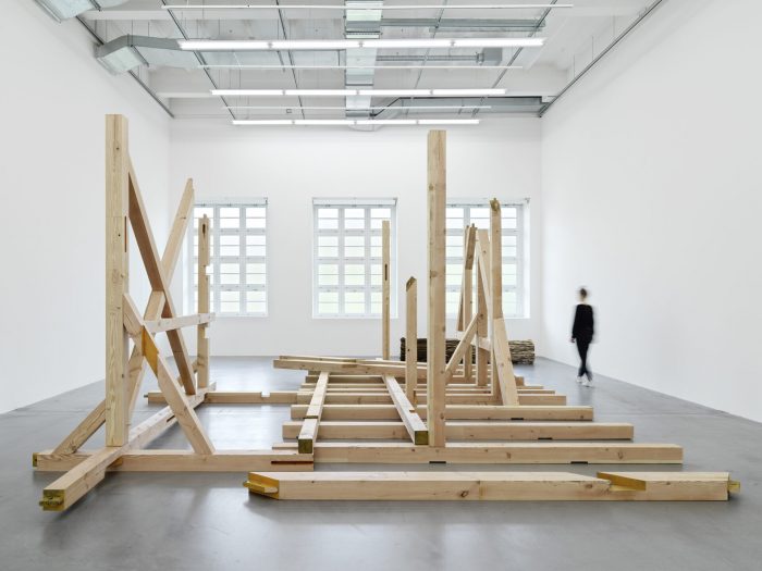 Ausstellungsansicht Olaf Holzapfel: Der Mantel im Museum Haus Konstruktiv, 2024
