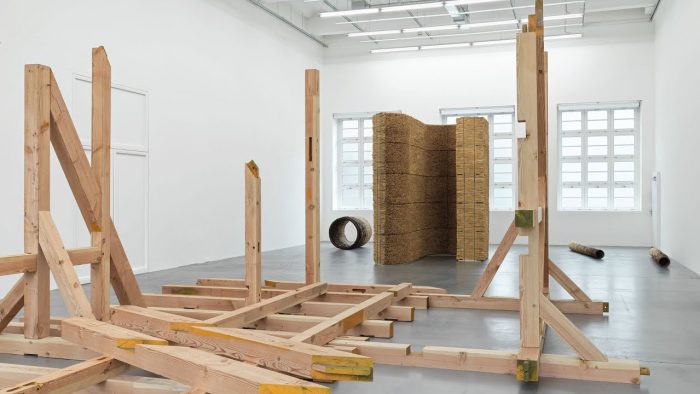 Ausstellungsansicht Olaf Holzapfel: Der Mantel im Museum Haus Konstruktiv, 2024