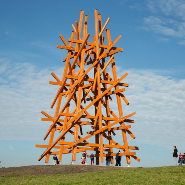 Foto der Skulptur "Zwei in einander Gewobene" von Olaf Holzapfel