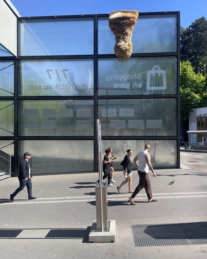 Ausstellungsansicht auf der Biennale (re)connectin.earth. Olaf Holzapfel: Der Schwarm, Installation aus Stroh, 2026