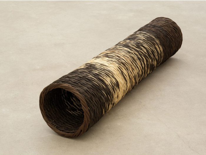 Olaf Holzapfel: Baum 1, 2022, woven willow, 176 ⌀ 40 cm