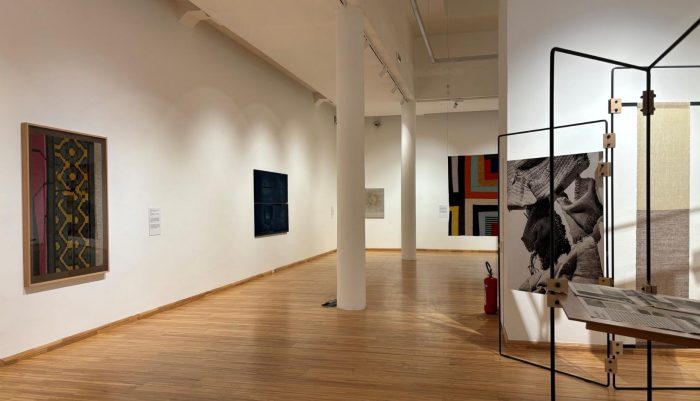 Ausstellungsansicht “The Event of a Thread: Global Narratives in Textiles” mit einer Arbeit von Olaf Holzapfel