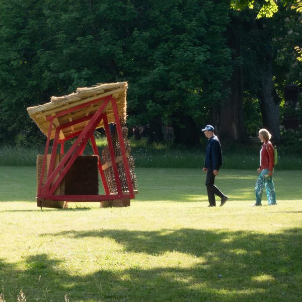Foto von Olaf Holzapfel: "Kapelle für Bad Homburger Parkphilosophien", 2025, Fachwerk aus Douglasie und Fichte; Schilf, Roggenstroh, Weidengeflecht, 250 x 290 x 350 cm