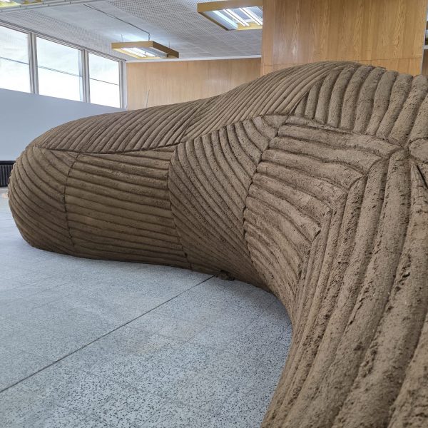Olaf Holzapfel: -der Raum, den es nicht gegeben hat (- the Space, which has never been), Lehm-Installation, 2026