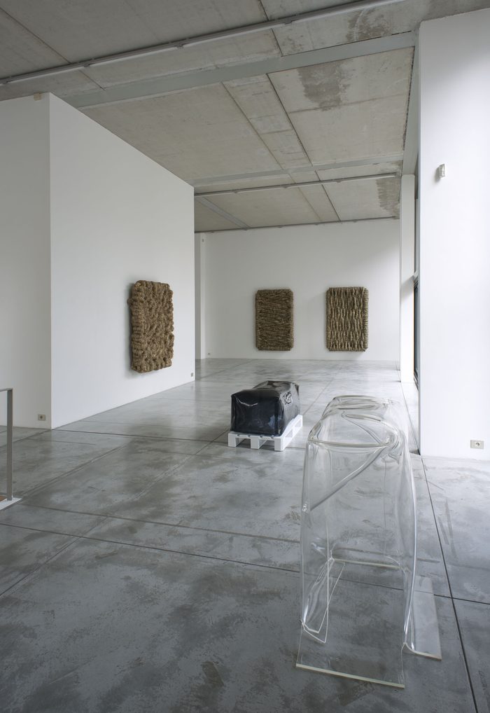 Exhibition view Olaf Holzapfel: "interritorial und territorialis", Albert Baronian, Brüssel, 2013
